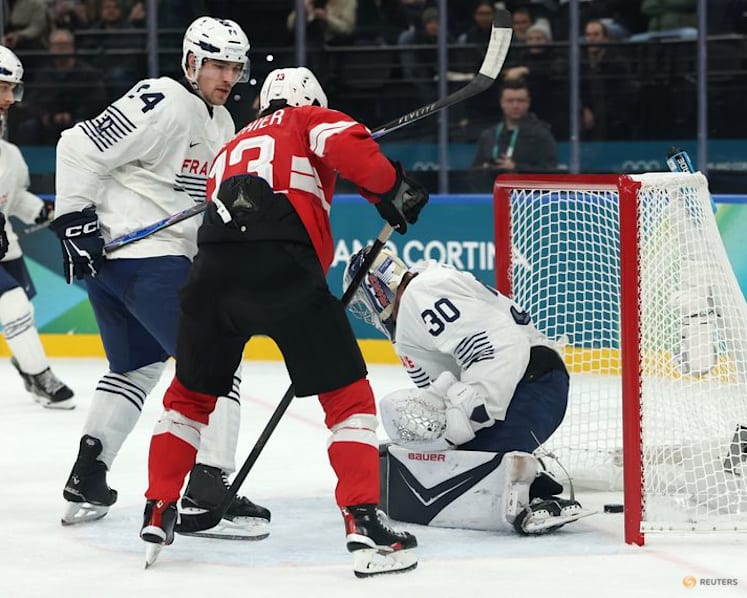 Ice hockey-Canada blank Czech Republic, Switzerland cruise by France in Milan men's openers