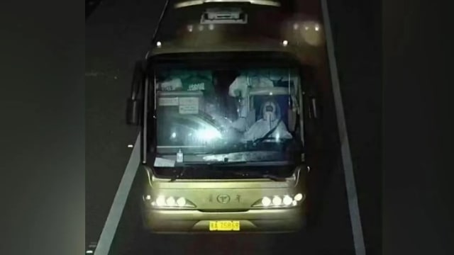 贵州转运隔离翻车导致27人死亡 三名干部被停职检查