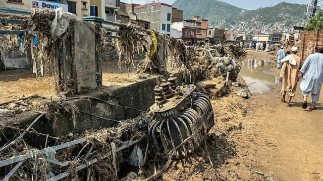 巴基斯坦暴雨引发洪灾 已造成至少321人死亡
