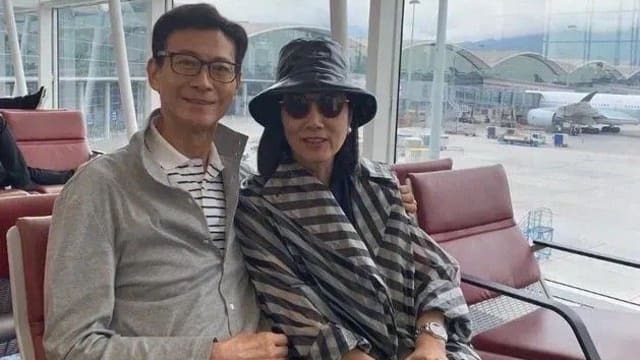 机场偶遇汪明荃　郑少秋近照曝光状态佳