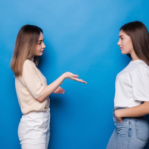 被直问“你一个月赚多少？” 　高情商避答不失礼、不失守