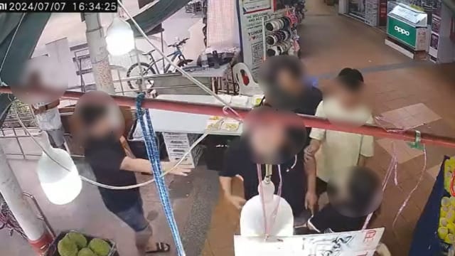 不满榴梿摊高喊“促销” 男子掌掴摊主推女员工