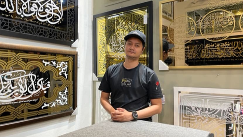 Selepas produk alat tulisnya kurang sambutan, pereka Singapura ini beralih pula ke seni kaligrafi Islam Selepas produk alat tulisnya kurang sambutan, pereka Singapura ini beralih pula ke seni kaligrafi Islam
