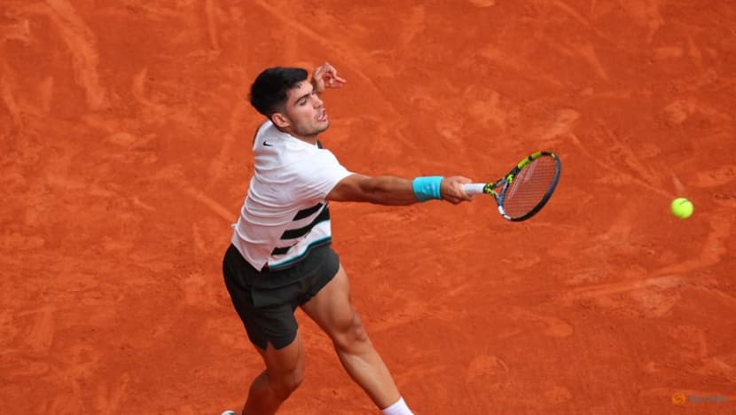 Alcaraz stops Shelton and returns to French Open quarter-finals