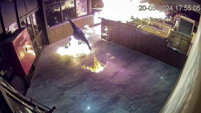在餐馆洒燃油涉嫌纵火 男子不慎“引火自焚”夺门慌逃