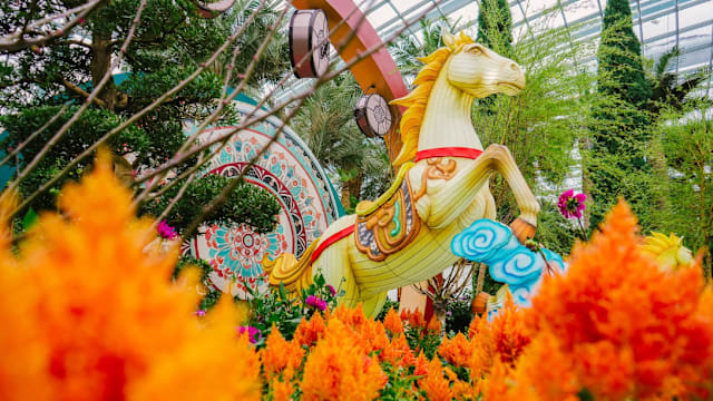 八匹骏马携梅兰竹菊亮相 滨海湾花园新春花展登场