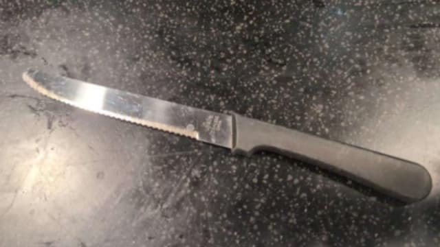 女子持刀抢劫不果逃跑  警方九小时内逮到人