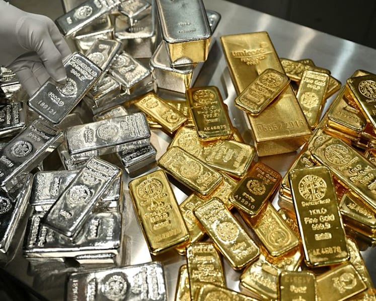 Spot silver extends rally to hit $75 per ounce for first time
