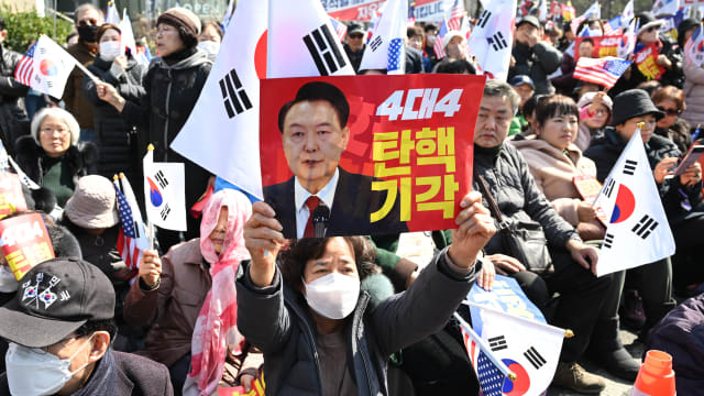 晨光|纸上风云：尹锡悦弹劾案将裁决 韩警严阵以待