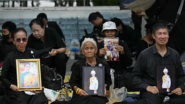 泰长公主灵柩移送大皇宫 数百民众黑衣守候