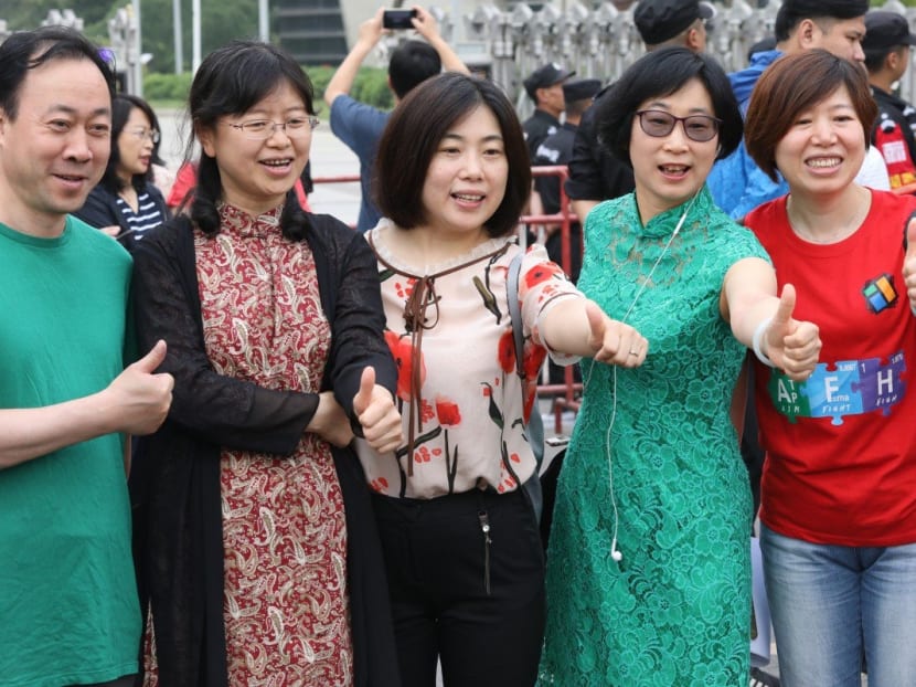 Many Chinese parents believe that wearing certain clothes can help their children do well in the college entrance exam. Many Chinese parents believe that wearing certain clothes can help their children do well in the college entrance exam.