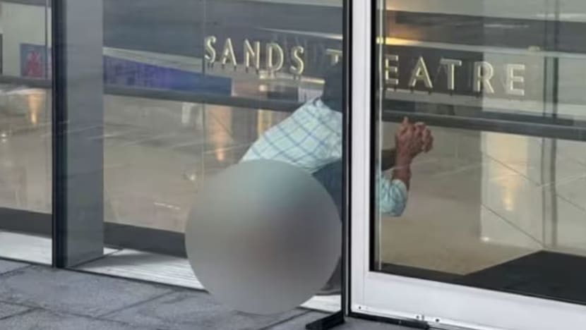 Pekerja binaan warga India didenda S$400 gara-gara buang air besar di pintu masuk MBS