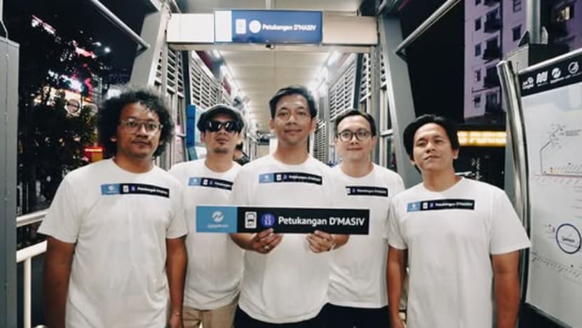 Nama D'MASIV ada di halte TransJakarta, berapa harga hak penamaannya? 