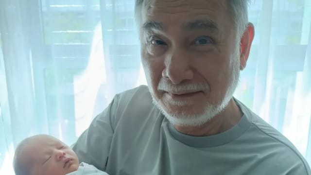 喜晒抱孙照，朱厚任：升级了！