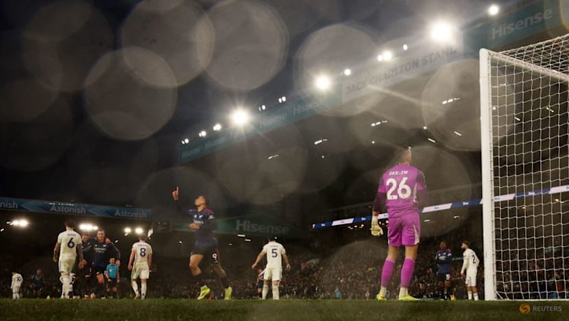 Leaders Arsenal end slump with 4-0 romp at Leeds, Liverpool crush Newcastle