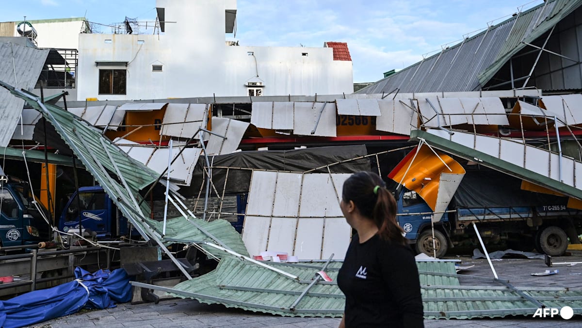 Typhoon Kalmaegi hammers central Vietnam, killing at least 5