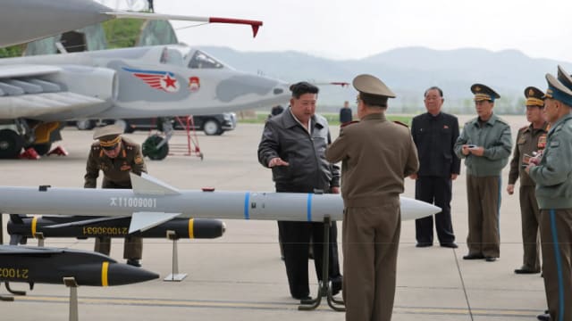 金正恩亲自指导空军飞行队训练