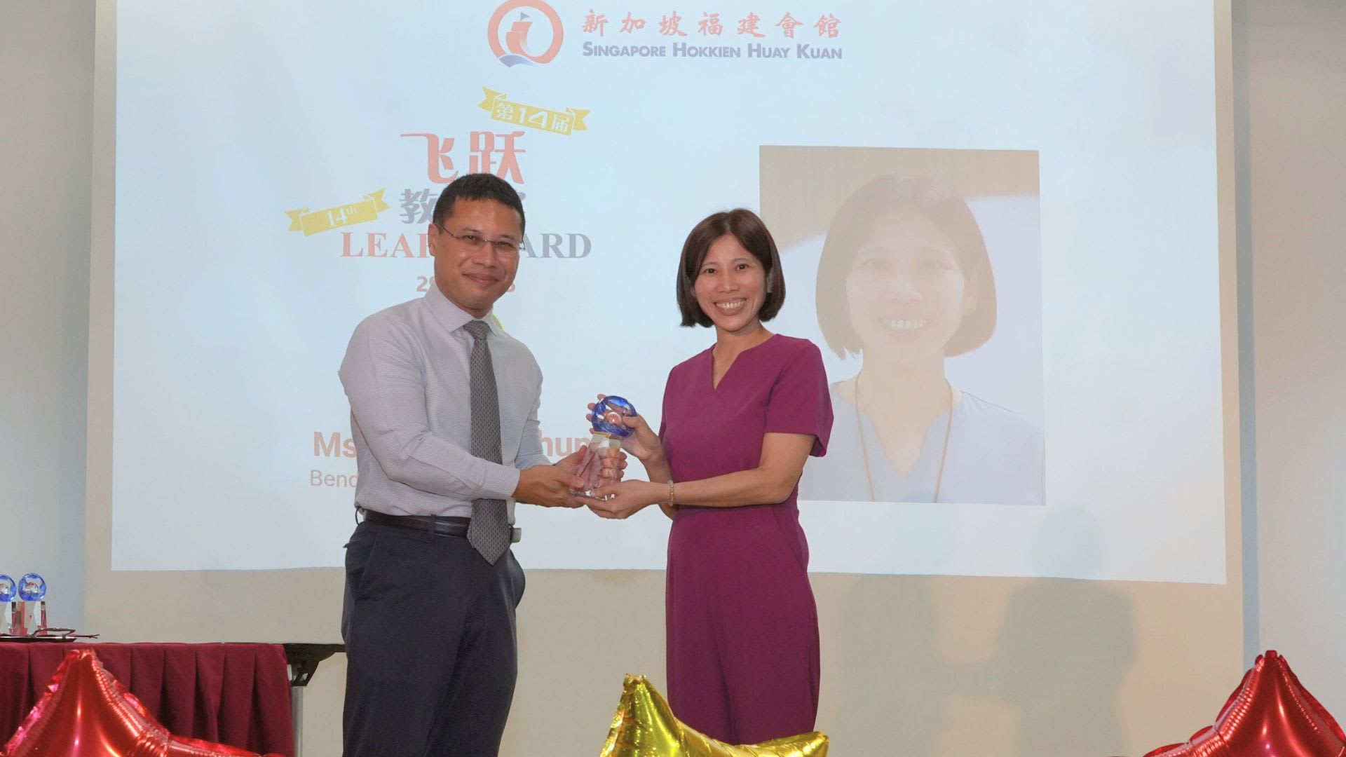 红楼梦、唐诗看不懂？ 她用AI让学生爱上华文- 8world