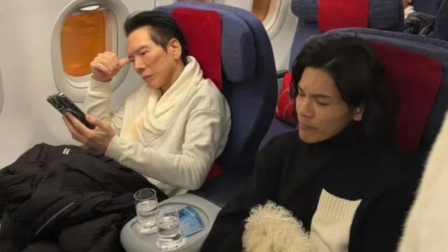 竟然不坐头等舱？向华强、向佐搭飞机被偶遇，父子零互动掀热议