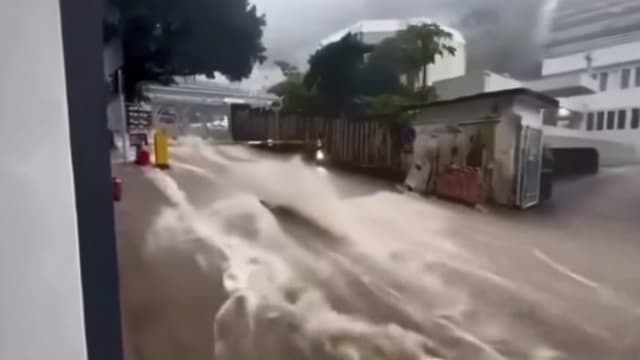 香港连场暴雨 柴湾山坡雨水奔流如瀑　