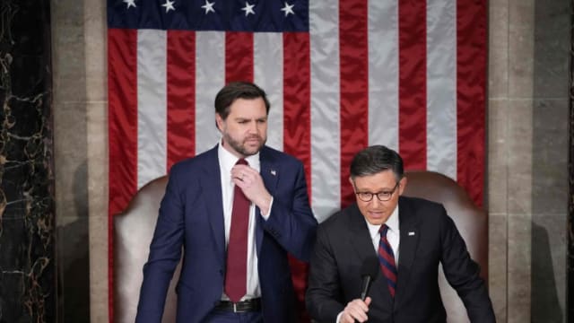 忘关麦克风  万斯疑似抱怨特朗普演讲太长对话疯传
