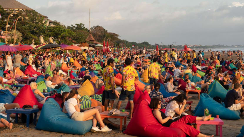 Bule-bule nakal merajalela, pemprov akan moratorium pembangunan hotel dan vila di Bali Bule-bule nakal merajalela, pemprov akan moratorium pembangunan hotel dan vila di Bali