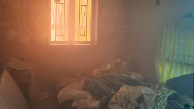 宏福苑火灾幸存者：浓烟中摸黑救人 十秒内眼睛飙泪