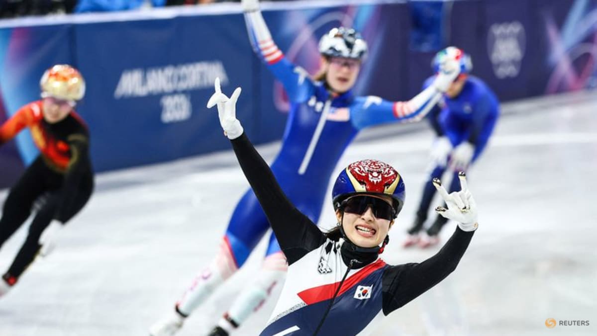 Short track-South Korea's Kim wins women's 1,500m, Fontana misses out on medal