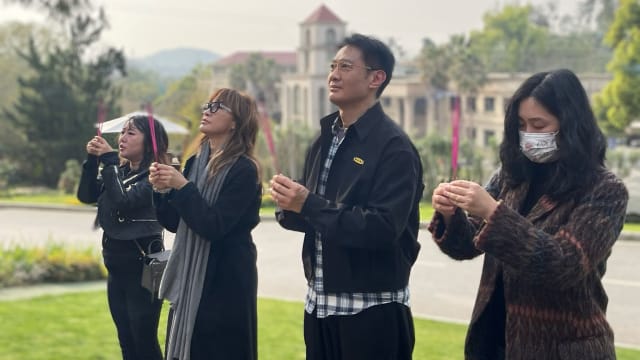 清明为李玟扫墓，二姐现身武汉烧纸上香