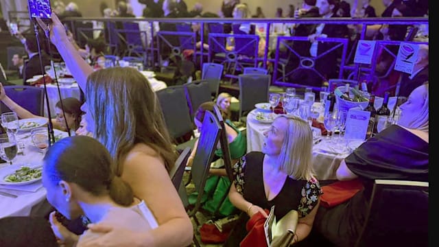 特朗普白宫记者晚宴疑发生枪击 被特勤局带离现场