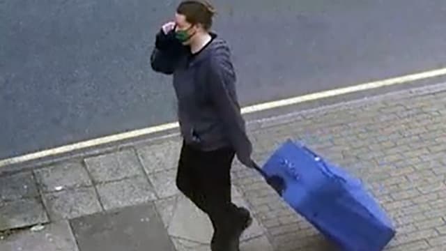 涉谋杀华裔老妇尸体塞行李箱内 英国女子弃尸全程被拍下