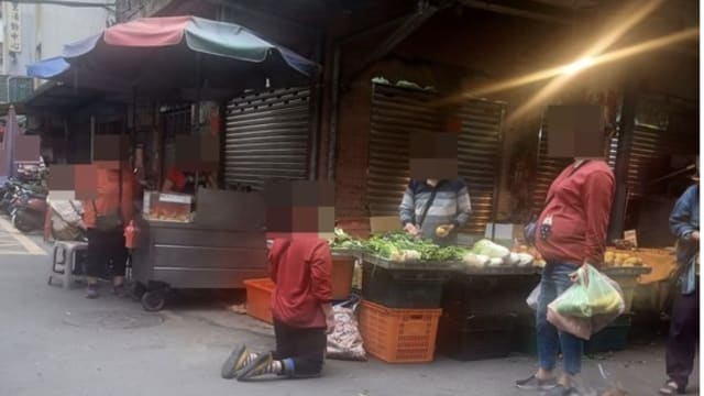 顾客返回摊位下跪要求找钱 网民：在别处见到一样的情形