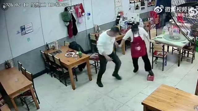 中国男童店内玩烟花 引线点燃瞬间炸响