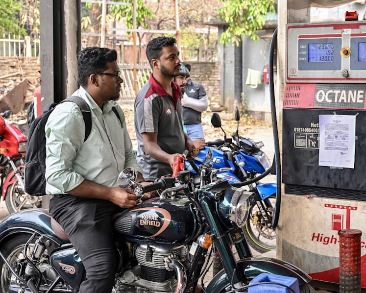 Bangladesh faces telecom shutdowns from Middle East fuel crisis