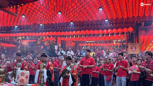 初八夜雨无阻 天公诞人潮不减