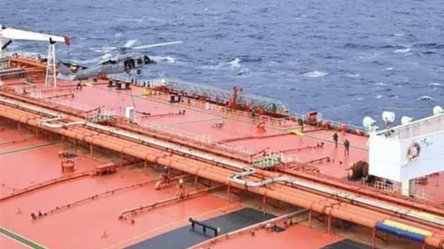 打击对伊提供支援！美军拦截一艘“无国籍且受制裁”油轮