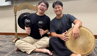 Tidak fasih berbahasa Melayu, 2 siswa NTU sahut cabaran serlah kebolehan dalam pertandingan dikir barat