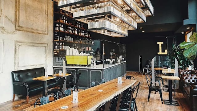 伊朗指咖啡杯设计影射哈梅内伊父子 下令关闭连锁咖啡店德黑兰分店