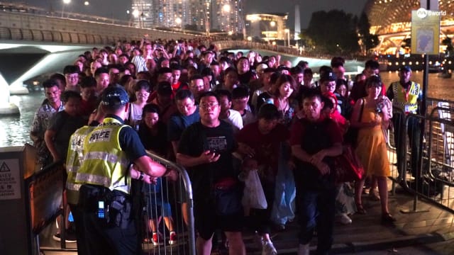 滨海湾数十万人有序迅速散场 一男子送院  