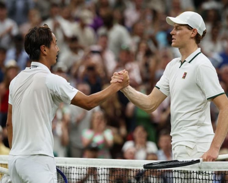 Sinner sees off qualifier Mochizuki for Wimbledon quarter-final spot