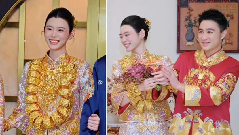 Mario ho ming xi gold bangles
