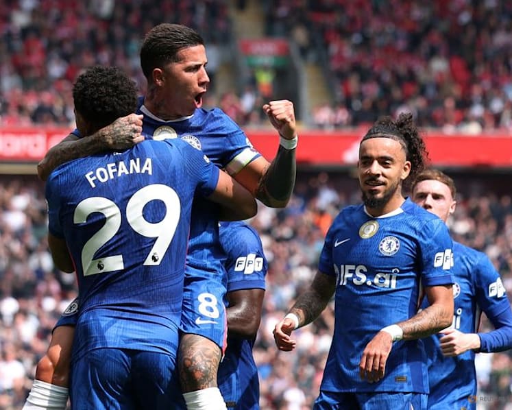Chelsea boss Alonso gives little away on Fernandez future amid transfer talk