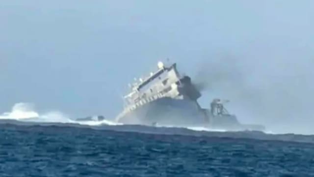 新西兰海军一艘船只搁浅 船上75人安全撤离