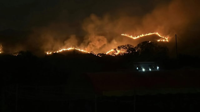 香港粉岭坪峰发生山火 直至凌晨才完全扑灭