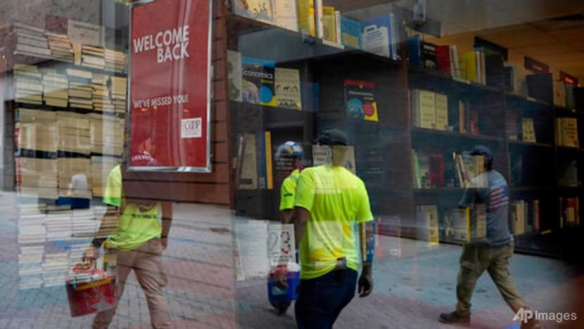 US consumer confidence dips slightly in October