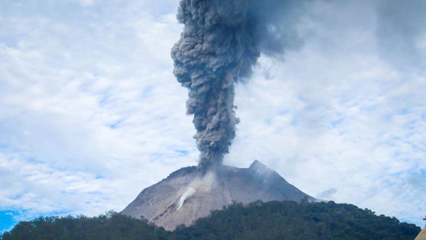 Letusan Gunung Lewotobi Laki-Laki di NTT tewaskan 10 orang