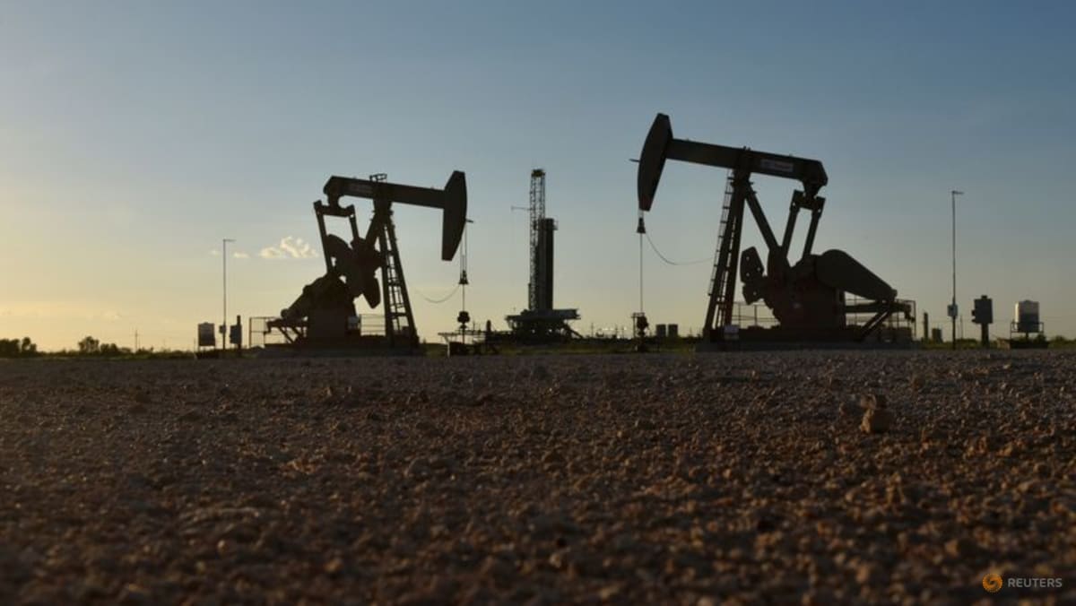 Oil pulls back as traders look for progress on US-Iran talks