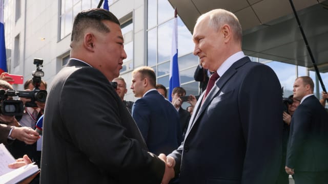 普京与金正恩互赠步枪 克宫确认普京同意访朝