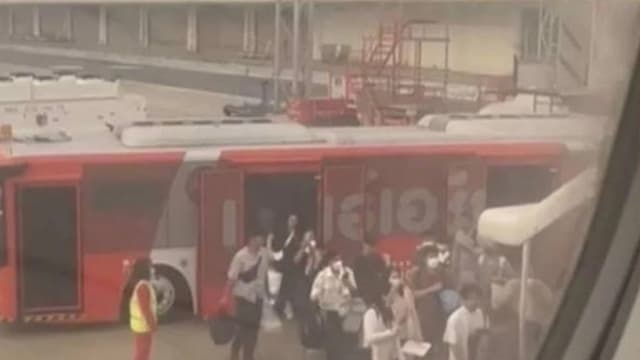 即将起飞才被告知有人没上机 泰亚航23名乘客遗留接驳车