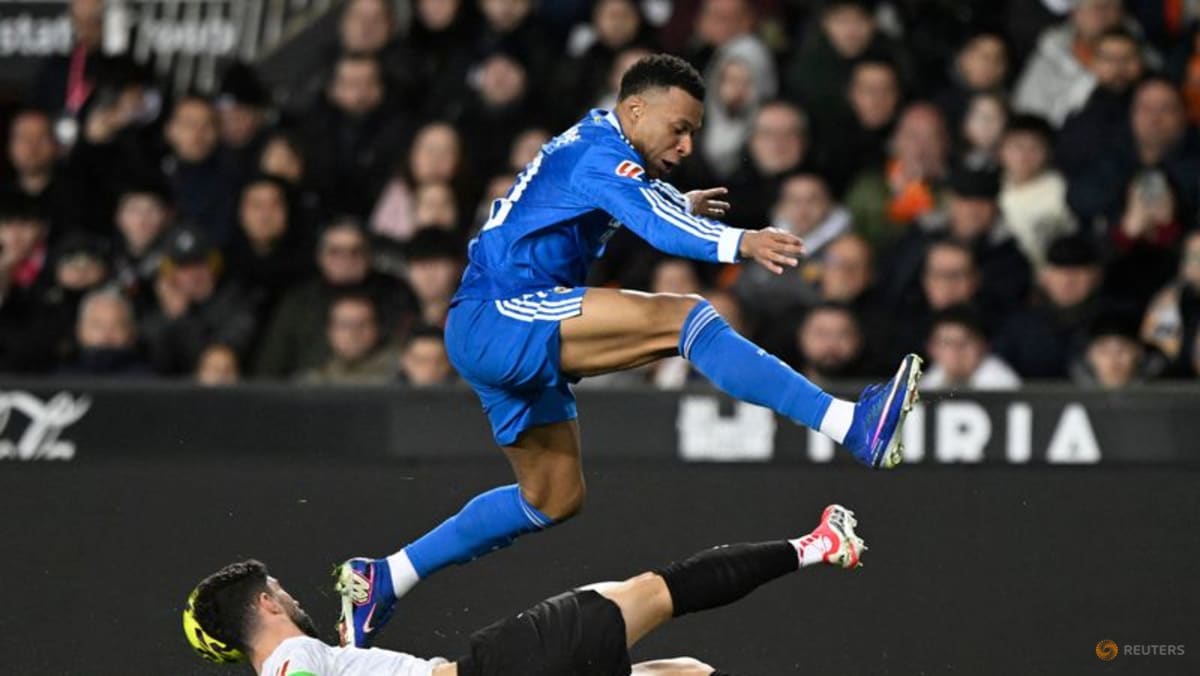 Real Madrid beat Valencia to stay on Barcelona's heels